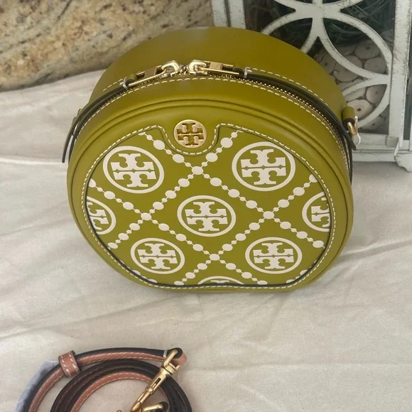 New Tory Burch T MONOGRAM CONTRAST
EMBOSSED CIRCLE BAG - Picture 4 of 8